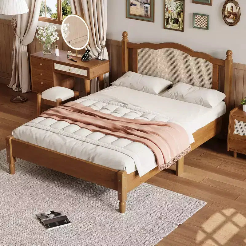 Cama de plataforma de madera vintage con cabecero de ratán natural