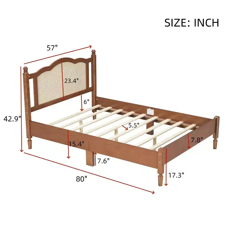 Cama de plataforma de madera vintage con cabecero de ratán natural