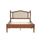 Cama de plataforma de madera vintage con cabecero de ratán natural