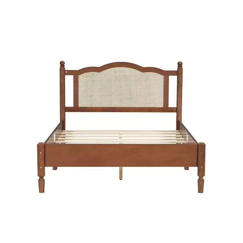 Cama de plataforma de madera vintage con cabecero de ratán natural