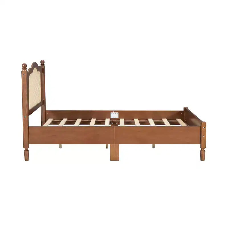 Cama de plataforma de madera vintage con cabecero de ratán natural