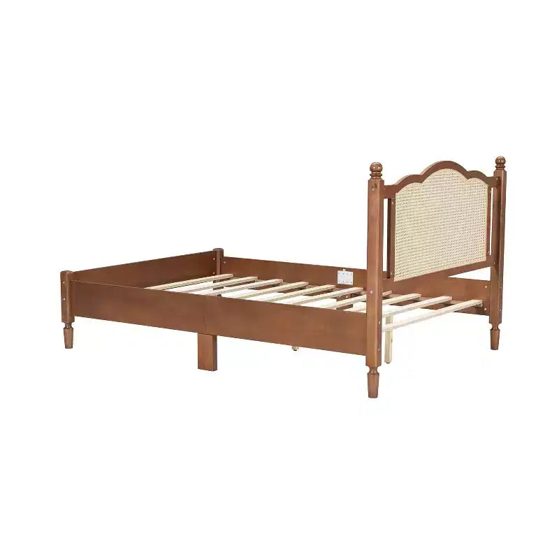 Cama de plataforma de madera vintage con cabecero de ratán natural