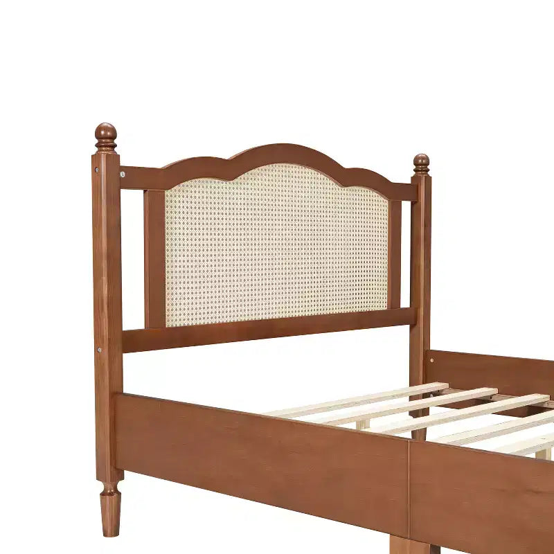 Cama de plataforma de madera vintage con cabecero de ratán natural