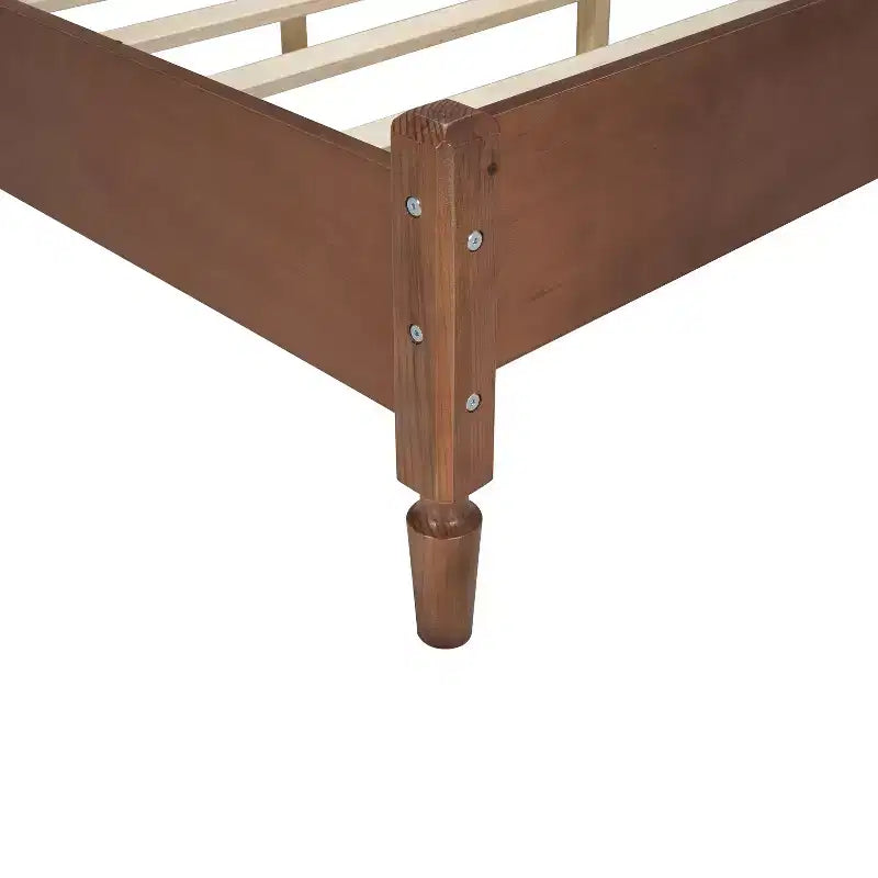 Cama de plataforma de madera vintage con cabecero de ratán natural