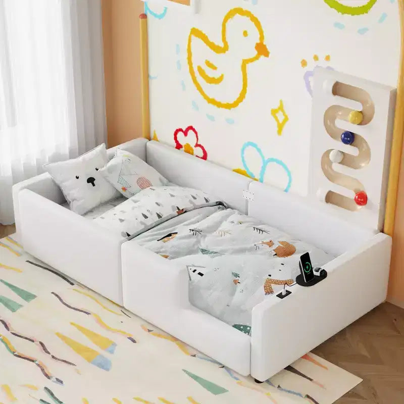 Cama de plataforma baja tamaño Twin con barandilla de longitud completa, estructura de cama de madera tapizada con estación de carga