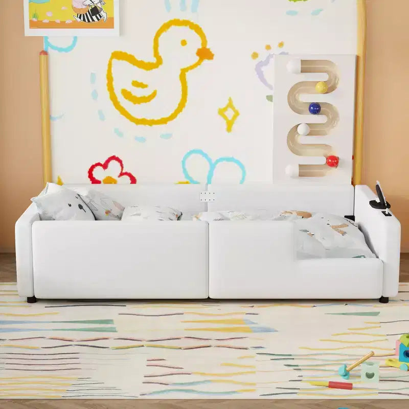 Cama de plataforma baja tamaño Twin con barandilla de longitud completa, estructura de cama de madera tapizada con estación de carga