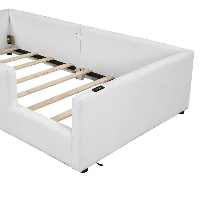 Cama de plataforma baja tamaño Twin con barandilla de longitud completa, estructura de cama de madera tapizada con estación de carga