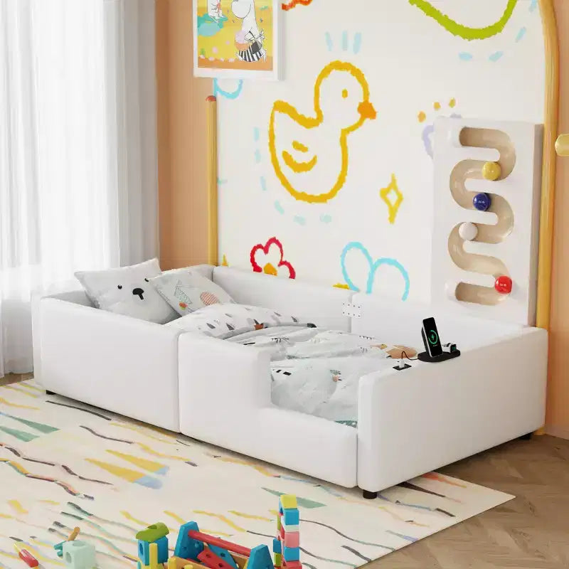 Cama de plataforma baja tamaño Twin con barandilla de longitud completa, estructura de cama de madera tapizada con estación de carga