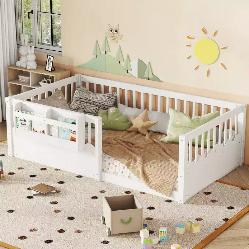 Cama baja para niños con valla elevada y estantería, estructura de cama Montessori de madera doble para niñas y niños