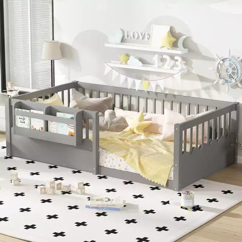 Cama baja para niños con valla elevada y estantería, estructura de cama Montessori de madera doble para niñas y niños