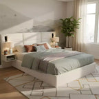Cama de plataforma de madera tapizada con chenilla con cabecero y lámpara de lectura