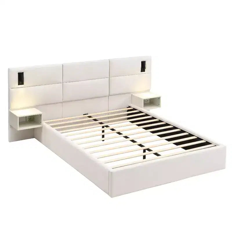 Cama de plataforma de madera tapizada con chenilla con cabecero y lámpara de lectura