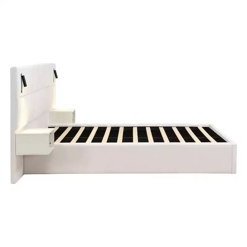 Cama de plataforma de madera tapizada con chenilla con cabecero y lámpara de lectura