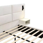 Cama de plataforma de madera tapizada con chenilla con cabecero y lámpara de lectura