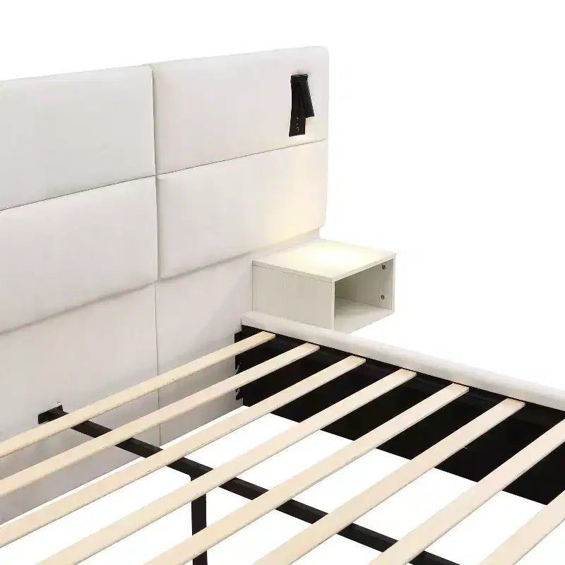 Cama de plataforma de madera tapizada con chenilla con cabecero y lámpara de lectura