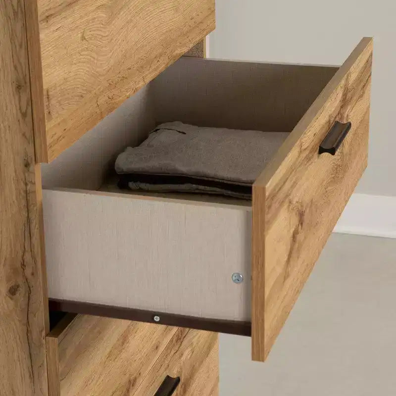 Cómoda de 5 cajones en marrón/roble nórdico: diseño moderno urbano, tiradores y patas metálicas, superficie laminada