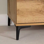 Cómoda de 5 cajones en marrón/roble nórdico: diseño moderno urbano, tiradores y patas metálicas, superficie laminada