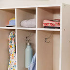 Perchero de 3 secciones Streamline con compartimentos de almacenamiento, muebles para aulas